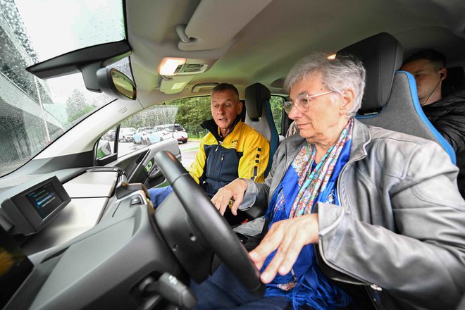 Starejši vozniki so se v AMZS Centru varne vožnje na Vranskem na pobudo Zavarovalnice Triglav udeležili delavnice, v kateri so testirali asistenčne sisteme. FOTO: Nejc Fajon/Zavarovalnica Triglav
