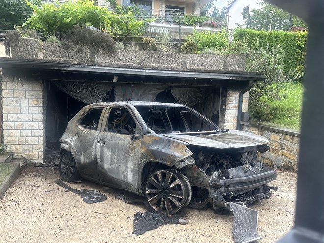 V požaru je zdravniški družini zgorela garaža in novi avto. FOTO: Moni Černe