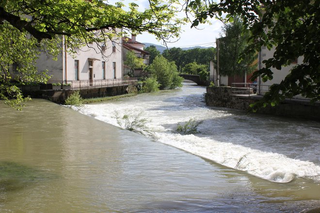 V četrtek bodo reke zlasti v zahodni in osrednji Sloveniji ponovno nekoliko narasle. FOTO: Igor Fabjan