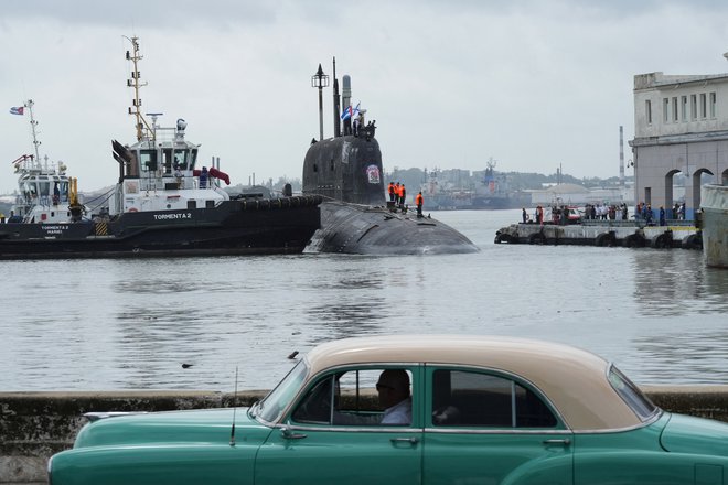 Ruska jedrska podmornica Kazan je vplula v havansko pristanišče. FOTO: Alexandre Meneghini/Reuters