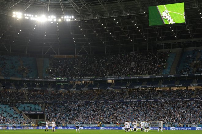 Počasni posnetki bodo prikazovali, kaj se je v akciji, ki jo pregleduje videosodnik, zgodilo. FOTO: Diego Vara/Reuters