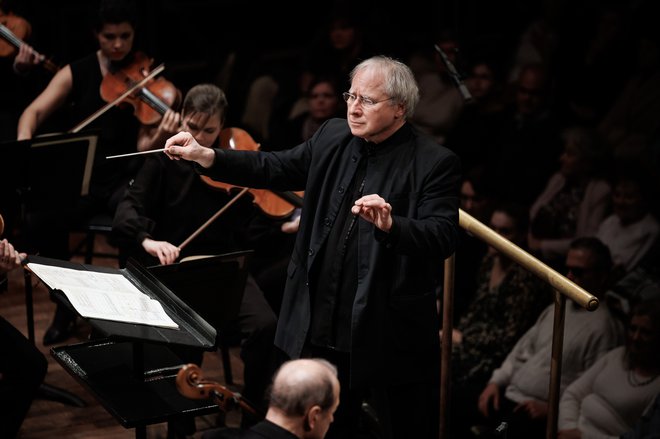Orkester je od leta 2007 doživel precejšnjo prenovo pod vodstvom Andrása Kellerja, svetovno znanega profesorja violine, odlikovanega z najvišjo madžarsko nagrado za znanost in umetnost. FOTO: László Mudra