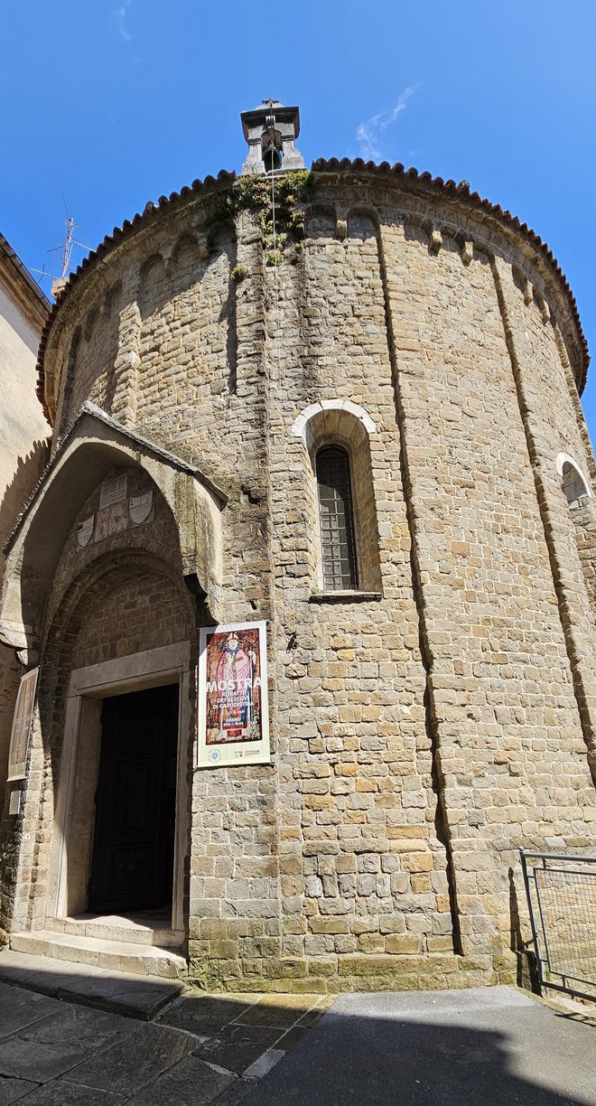 Razstava škofovskih portrtetov je v tej stari koprski krstilnici sv. Janeza Krstnika iz časov od 10. do 12. stoletja. Odprta bo do 22. junija. Foto Boris Šuligoj