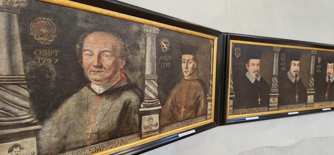 Za restavriranje 15 portretov je Mira Ličen porabila več kot 5000 ur. Prvi na fotografiji je Avguštin Bruti, ki je bil škof od 1733 do 1747 in je očitno naročil serijo portretov. Škof je bil domačin in je edini pokopan v tej krstilnici.