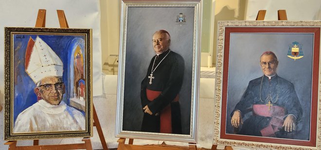 Ob 30 šablonsko poslikanih portretih so tudi portreti zadnjih treh koprskih škofov. Janeza Jenka je upodobil Krištof Zupan, Metoda Piriha in Jurija Bizjaka pa Tomaž Perko. Foto Boris Šuligoj