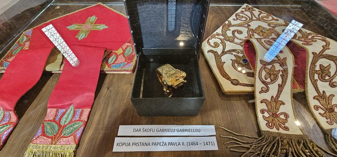 Kopija prstana papeža Pavla II. ob prstanu škofa Janeza Jenka in mitrah Metoda Piriha in Janeza Jenka. Foto Boris Šuligoj