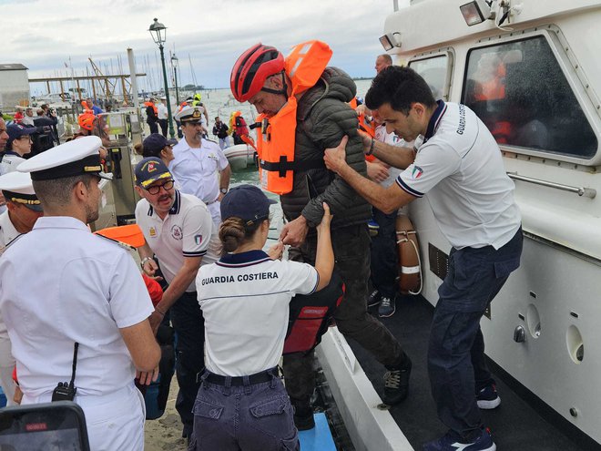 Do 25-metrske ladje so kmalu prispeli pripadniki obalne straže, policije in gasilcev, ki so s patruljno ladjo rešili vse člane posadke in potnike, med katerimi je bilo tudi več tujih turistov. FOTO: Corpo Delle Capitanerie Di Porto/Facebook