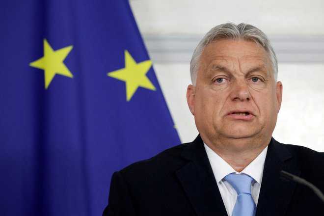 »Nezakoniti migranti so za bruseljske birokrate pomembnejši kot njihovi lastni evropski državljani,« se je na socialnih omrežjih ezno odzval madžarski premier Viktor Orbán.FOTO: Leonhard Foeger/Reuters