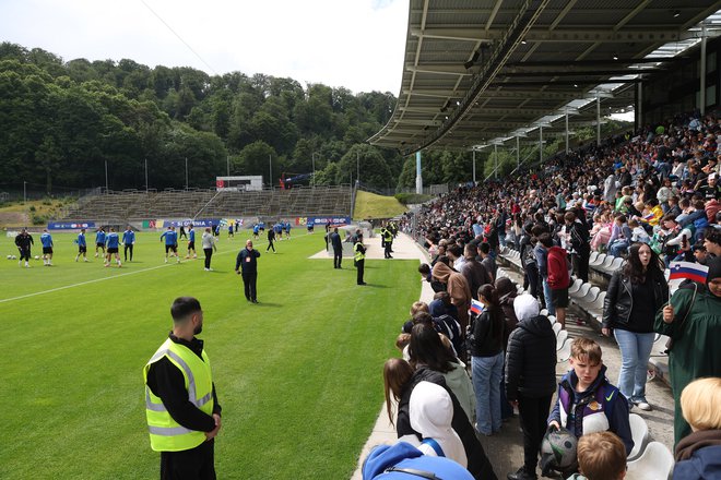 Sredin trening slovenske nogometne reprezentance si je ogledalo približno 5000 prebivalcev Wuppertala. FOTO: Leon Vidic