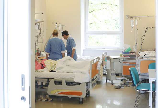 Pol dodatne medicinske sestre ne odtehta toliko dela, kolikor ga bo imela ambulanta z dodatnimi tristo pacienti, opozarjajo v javnih zdravstvenih zavodih. Foto Leon Vidic