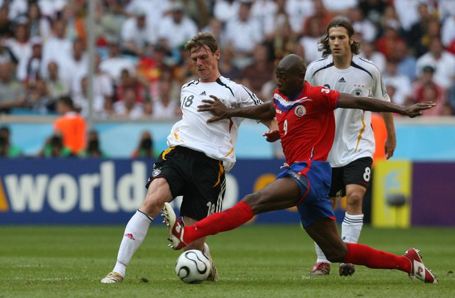 Premiera munidala 2006 je tako kot zdaj pripadla Münchnu, takrat sta se na uvodni tekmi pomerili Nemčija in Kostarika (4:2). FOTO: Michael Dalder/Reuters