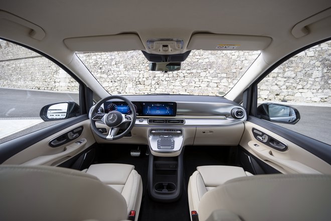Volan, zasloni in vrhunska tehnologija so enaki kot v osebnih modelih znamke Mercedes-Benz. FOTO: Mercedes-Benz AG