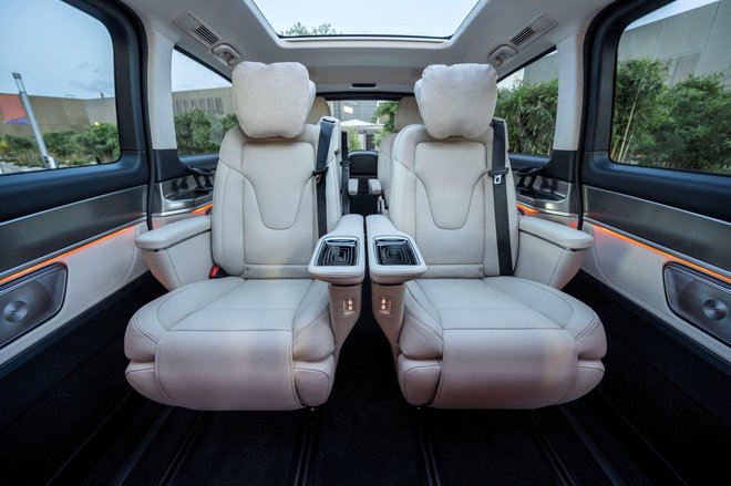 Sedeži v avtomobilu razreda V spominjajo na najbolj luksuzne direktorske sedeže v limuzinah; omislite si lahko celo hladilnik. FOTO: Mercedes-Benz AG
