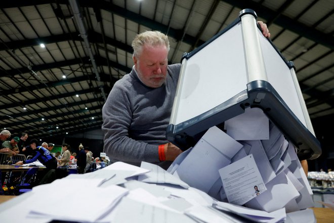 Zadnje sedeže v evropskem parlamentu so po petdnevnem štetju zaradi kompleksnosti podeljevanja mandatov razdelili zgodaj davi. FOTO: Clodagh Kilcoyne/Reuters