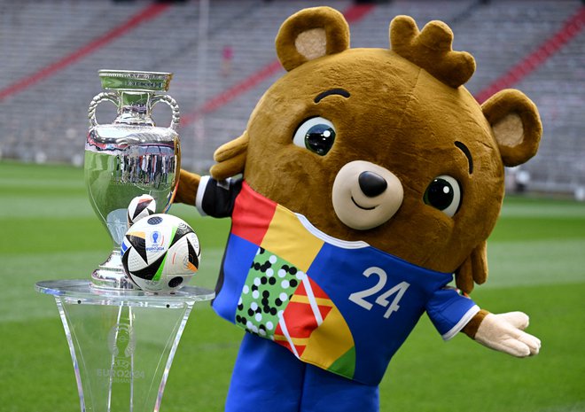 Medvedek Albärt je uradna maskota letošnjega evropskega prvenstva v nogometu. FOTO: Angelika Warmuth/Reuters