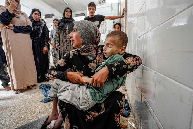 10-letni palestinski fantek, ki trpi zaradi podhranjenosti in je bil razseljen iz Shejaiye, počiva v naročju njegove sestre. Nekaj ur za tem, ko je nastala ta fotografija, je umrl v bolnišnici mučencev Aksa v Deir el-Balahu v osrednji Gazi. V več napadih izraelske vojske na begunsko taborišče Nusejrat v osrednji Gazi je bilo ubitih pet ljudi. Iz Gaze prihajajo tudi poročila o intenzivnih napadih na območje Al Mavasi, ki ga je Izrael označil za varno območje. Foto: Bashar Taleb/Afp