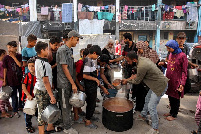 »Severna Gaza se sooča s humanitarno grozo. 200.000 otrok kaže znake podhranjenosti,« je danes za televizijsko mrežo Al Arabi izjavil zdravnik Hosam Abo Safija, ki vodi bolnišnico Kamal Adva. FOTO: Omar Al-qattaa/Afp