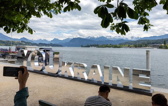 Ob Luzernskem jezeru bodo ta konec tedna brez agresorke Rusije razpravljali o koncu vojne v Ukrajijni. FOTO: Denis Balibouse/Reuters