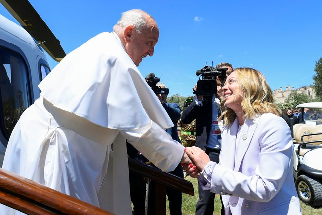 Analitiki, ki spremljajo dogajanje, so ves čas srečanja G7 ugibali, zakaj je gostiteljica Giorgia Meloni povabila prav papeža in ga naredila za prvo zvezdo vrha. FOTO: Vatican Media/Reuters