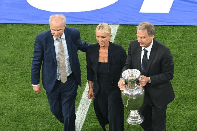 Pokal za naslov evropskih prvakov so prinesli Bernard Dietz, Heidi Beckenbauer in Jürgen Klinsmann. FOTO; Thomas Kienzle/AFP