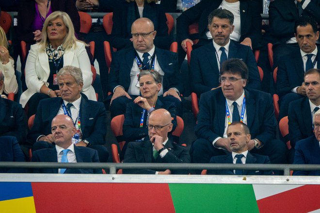 Petkovo tekmo v Münchnu so si (z leve) ogledali tudi predsednik Fife Gianni Infantino, škotski premier John Swinney, predsednik Uefe Aleksander Čeferin in nemški predsednik Frank-Walter Steinmeier. FOTO: Odd Andersen/AFP
