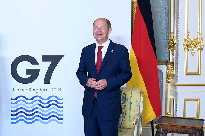 Nemški kancler Olaf Scholz je pred današnjim začetkom mirovne konference za Ukrajino v Švici izrazil upanje, da bi ta postavila temelje za nadaljnja mirovna pogajanja, na katerih bi sodelovala tudi Rusija, ki sicer na konferenco ni bila povabljena. FOTO: Reuters