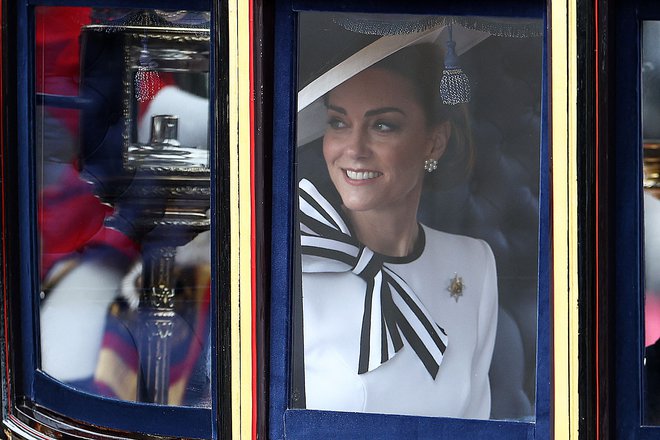 Gre za njen prvi dogodek v javnosti od decembra lani in razkritju marca, da zaradi raka, ki so ji ga odkrili med operacijo, prejema kemoterapijo. FOTO: Henry Nicholls/AFP