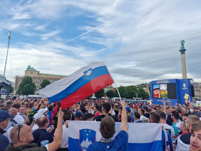 Slovenci so poskusili med številnimi obiskovalci glavnega trga v Stuttgartu opozoriti nase. FOTO: Jure Kajdiž