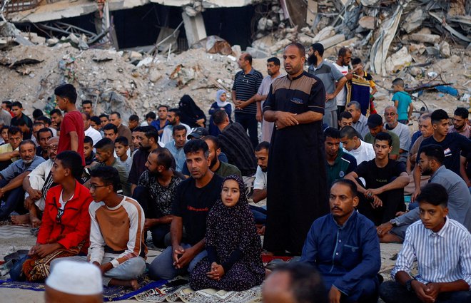 Med molitvijo v Gazi FOTO: Mohammed Salem/Reuters