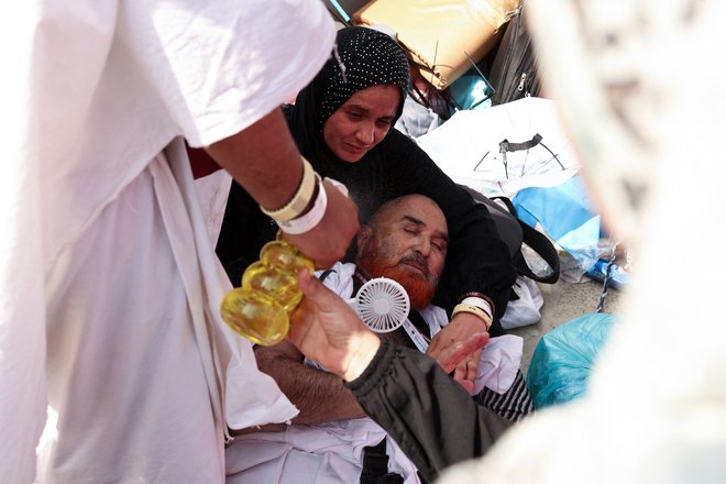 Številni so omagali zaradi vročine. FOTO: Fadel Senna/AFP

 