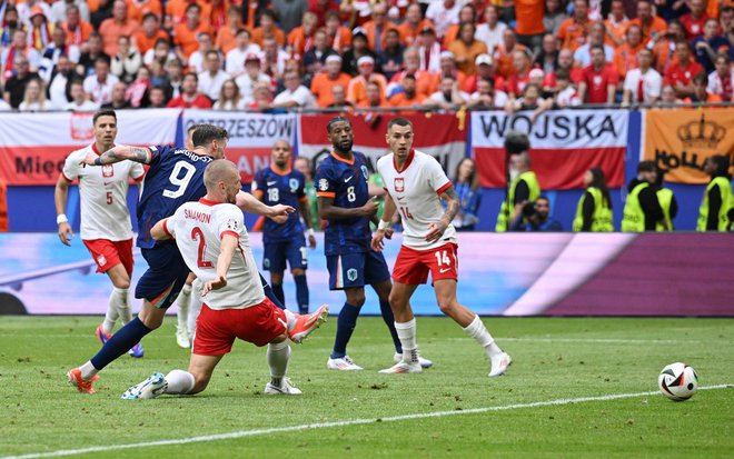 Wout Weghorst je bil strelec drugega gola za Nizozemce. FOTO: Annegret Hilse/Reuters