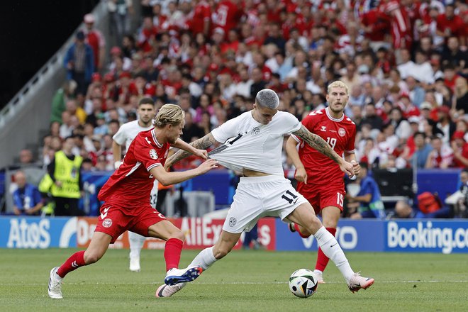 Gledalci so na polnem štadionu v Stuttgartu spremljali izjemen boj, kot lev pa se je boril tudi slovenski zvezdnik Benjamin Šeško. FOTO: Leon Vidic/Delo