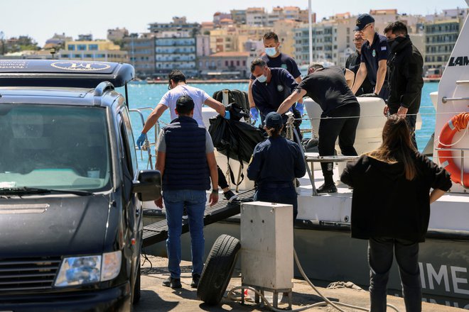 Grška obalna straža je v morju naletela na truplo migranta. FOTO: Konstantinos Anagnostou/Reuters