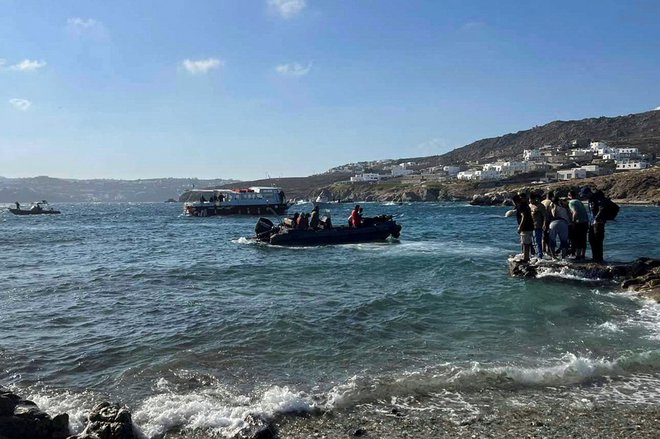 Migrante so po reševalni akciji premestili na obalo otoka Mikonos. FOTO: Handout Reuters