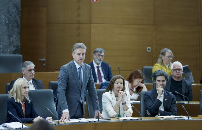 Robert Golob je odgovarjal na poslanska vprašanja. FOTO: Jože Suhadolnik/Delo