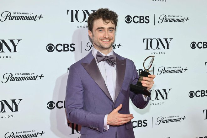 Daniel Radcliffe se je svojega prvega tonyja za najboljšo moško vlogo zelo razveselil. FOTO: Angela Weiss/AFP