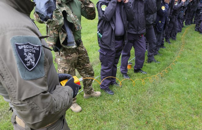 Pripadnik oddelka za protibombno zaščito pri policijski specialni enoti ni kazal pripravljenosti za šale, pač pa ravno dovolj avtoritete, da mu ni bilo treba ponavljati navodil. FOTO: Dejan Javornik