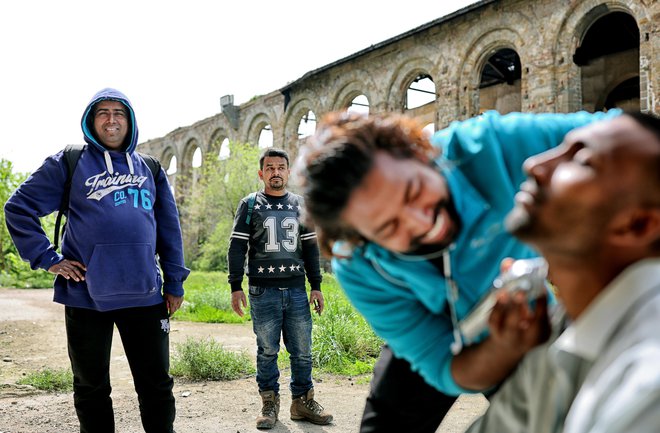 Migranti v opuščenem objektu Silos v Trstu 9. aprila 2024. FOTO: Blaž Samec/Delo