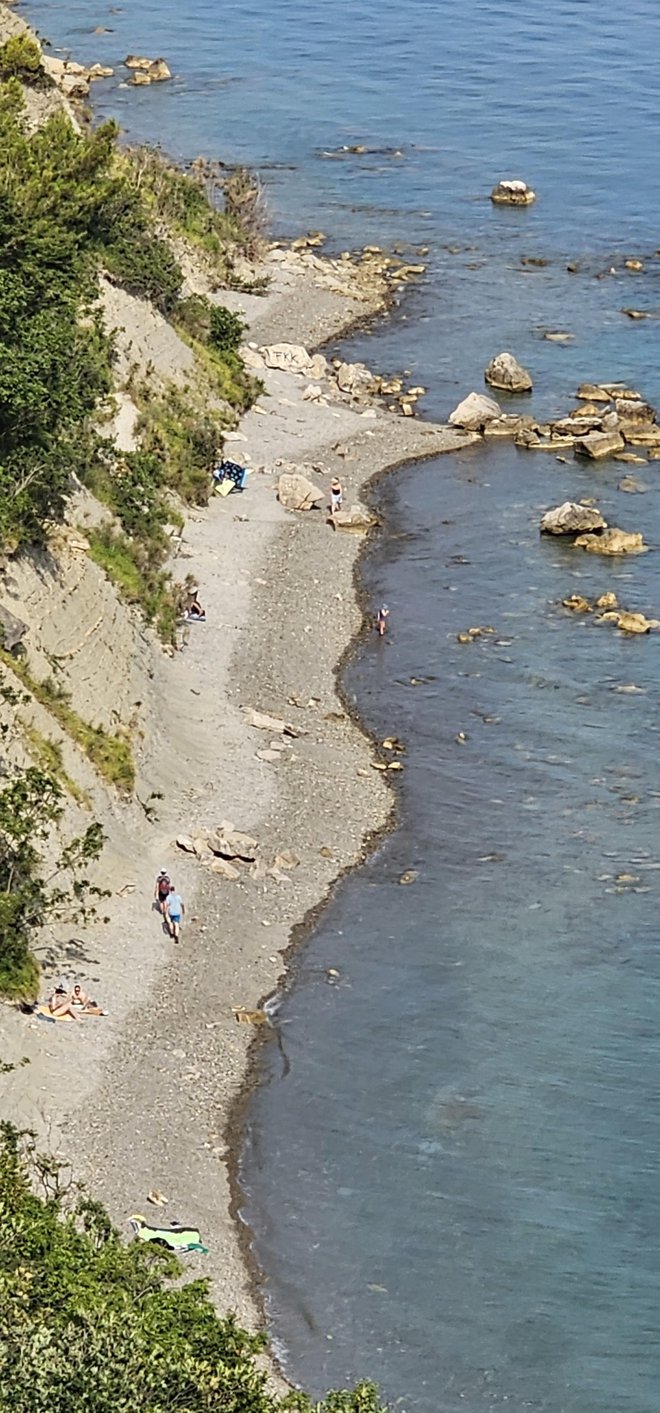 Zaradi erozije je ob obali veliko skal. Kopalci ne vedo, kako nevarno je ležanje na tej obali. FOTO: Boris Šuligoj/Delo