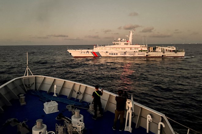 Evropska unija je glasno obsodila Kitajsko, ko je kitajska obalna straža z vodnimi topovi »streljala« po filipinskih ladjah. FOTO: Adrian Portugal/Reuters