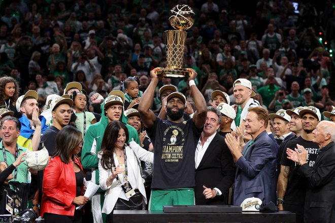 Jaylen Brown, MVP finala, s pokalom za zmagovalca lige NBA v rokah. FOTO: Peter Casey/Reuters