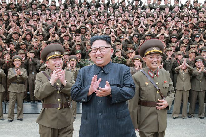 Kim Džong Un pred svojo armado FOTO:  AFP