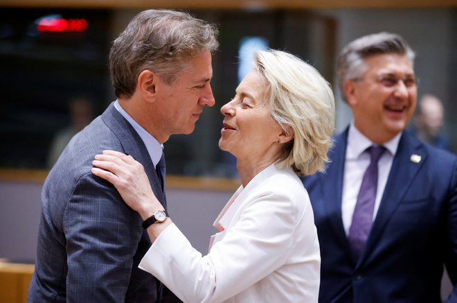 Predsednica evropske komisije Ursula von der Leyen je pozdravila Roberta Goloba. Slovenski premier jo podpira v boju za še en mandat. FOTO: Johanna Geron/Reuters