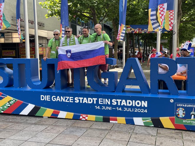 Na prvi tekmi slovenske nogometne reprezentance na euro 2024 se je v Stuttgartu zbralo okoli 15.000 slovenskih navijačev. FOTO: Rok Tamše