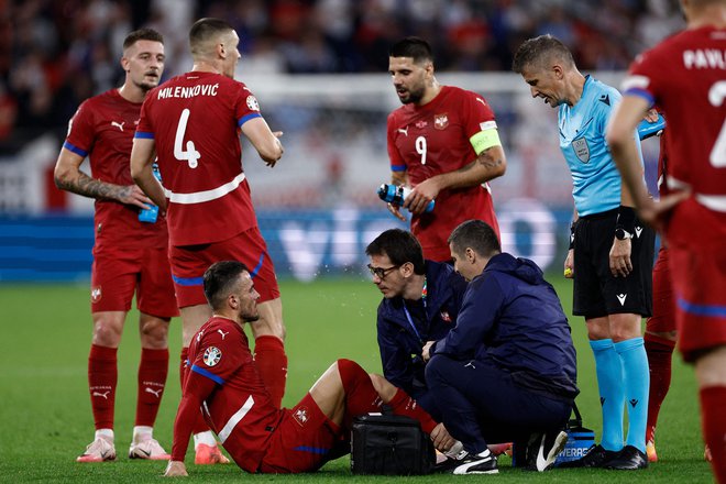 Filip Kostić se je poškodoval na tekmi z Anglijo. FOTO: Kenzo Tribouillard/AFP