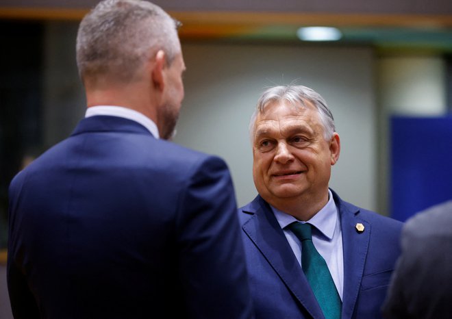 Madžarski premier Viktor Orbán med včerajšnjim neformalnim zasedanjem voditeljev EU v Bruslju. FOTO: Johanna Geron/Reuters
