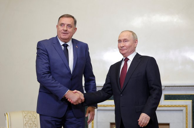 Predsednik Republike Srbske Milorad Dodik sodi med zadnje zaveznike ruskega predsednika Vladimirja Putina, bratenje z vladarjem Kremlja Dodiku ne pomaga, saj tone vse globlje v blato ameriških sankcij. FOTO: Anton Vaganov/Reuters