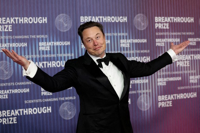 Elon Musk je na omrežju x v manj kot dveh letih odpravil moderiranje vsebin, nanj pa znova spustil množico političnih ekstremistov. FOTO: Mario Anzuoni/Reuters

 