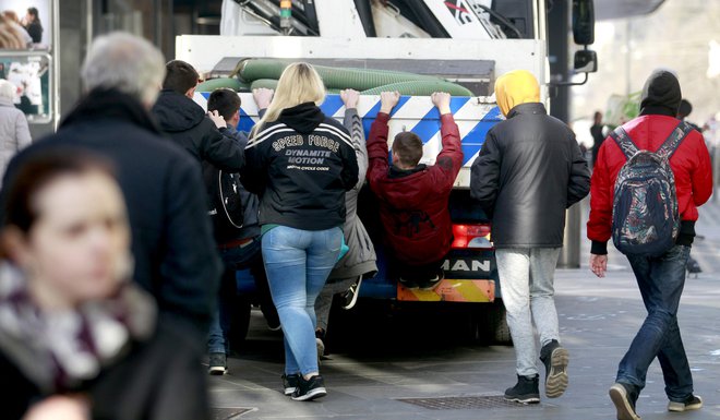 Mladina v mestu zganja norčije. FOTO: Roman Šipić/Delo