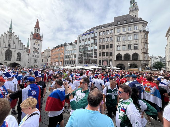 Slovenski navijači v Münchnu. FOTO: Mark Vidic/Delo